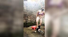 Потрясающая бангладешская девушка в сцене с горячим душем принимает ванну 5 минута 20 сек