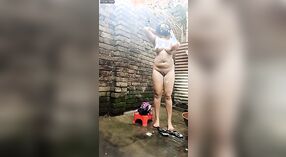 Потрясающая бангладешская девушка в сцене с горячим душем принимает ванну 6 минута 10 сек