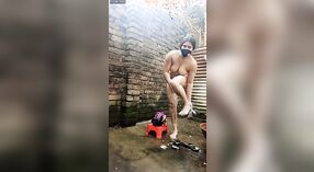 一个令人惊叹的孟加拉女孩在热气腾腾的淋浴场景中洗澡 7 敏 00 sec