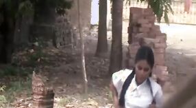 ایک آدمی ایک پرانے زمانے کی ویڈیو میں ایک ہائی اسکول کی لڑکی کو بہکاتا ہے 0 کم از کم 40 سیکنڈ