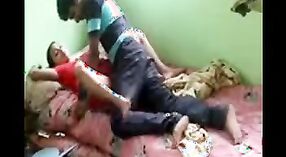 インドのbhabhiは蒸し暑いビデオで若いデバールで落ちて汚れています 1 分 40 秒
