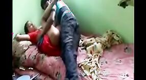 インドのbhabhiは蒸し暑いビデオで若いデバールで落ちて汚れています 2 分 00 秒