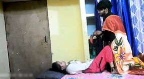 Une jeune fille excitée se fait prendre dans la chambre avec son amant plus âgé 1 minute 40 sec