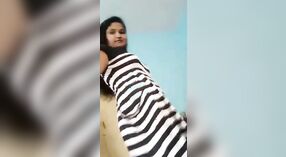 Desi Bhabi'nin Şehvetli Videosu 1 dakika 40 saniyelik