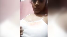 Indiase bhabi pronkt met haar enorme borsten en genoegens zichzelf met haar vingers 0 min 0 sec