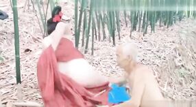 Bruja China Consigue Su Culo Estirado por Un Hombre Mayor 4 mín. 20 sec
