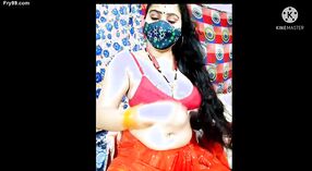 Desi bhabhi zeigt Ihre eingeölte und rasierte Muschi vor der webcam 0 min 0 s
