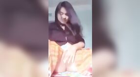 Ładny i seksowny nastoletni Asian dziewczyna z a gorący cipki masturbates w desi wideo 1 / min 20 sec