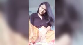 Ładny i seksowny nastoletni Asian dziewczyna z a gorący cipki masturbates w desi wideo 2 / min 00 sec