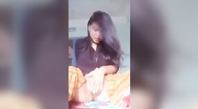Ładny i seksowny nastoletni Asian dziewczyna z a gorący cipki masturbates w desi wideo 0 / min 0 sec