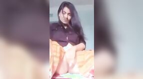 Schattig en sexy tiener Aziatisch meisje met een heet poesje masturbeert in desi video 1 min 10 sec