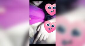 Piękny Bangladeshi dziewczyna masturbates z jej palce na kamera 1 / min 00 sec