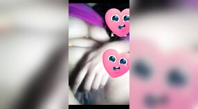 Hermosa chica bangladesí se masturba con los dedos en la cámara 1 mín. 40 sec