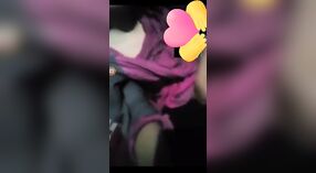 Hermosa chica bangladesí se masturba con los dedos en la cámara 5 mín. 40 sec