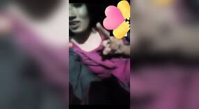 Hermosa chica bangladesí se masturba con los dedos en la cámara 6 mín. 20 sec