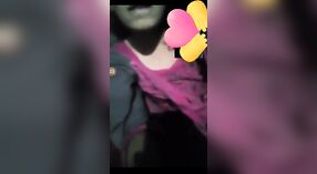Piękny Bangladeshi dziewczyna masturbates z jej palce na kamera 7 / min 00 sec