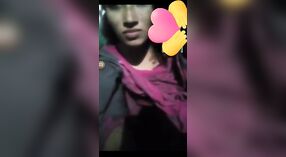 Piękny Bangladeshi dziewczyna masturbates z jej palce na kamera 7 / min 40 sec