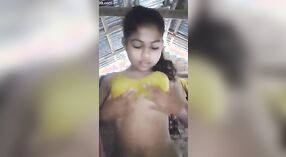 Latina bayek nemu mati karo pisang ing tangané 0 min 0 sec