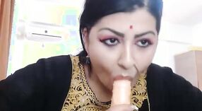 Bhabhi met Grote borsten toont haar filmcollectie op Camera 9 min 30 sec