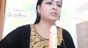 Bhabhi met Grote borsten toont haar filmcollectie op Camera 11 min 20 sec