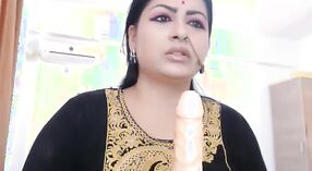 Bhabhi met Grote borsten toont haar filmcollectie op Camera 13 min 10 sec