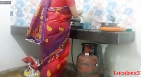 红皮肤的Desi Indian Bhabi在厨房里喜欢强烈的性爱 1 敏 10 sec