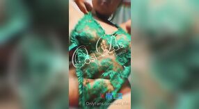 Model Desi karo susu amba ing Panas Oasi das video 1 min 40 sec