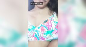 Sammlung von sexy Desi-Videos mit heißen Babes 1 min 50 s