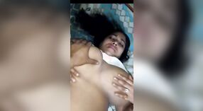 Barkha Bhabhi在热气腾腾的视频中被爱人砸了 8 敏 20 sec