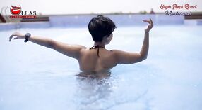 Modelka Smita Sana pokazuje swoje ciało w bikini w Llyods Beach Resort Mandarmani 1 / min 20 sec