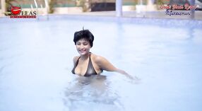 Modelka Smita Sana pokazuje swoje ciało w bikini w Llyods Beach Resort Mandarmani 3 / min 50 sec
