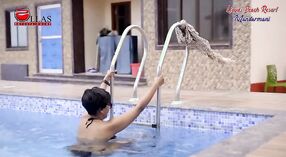 Modelka Smita Sana pokazuje swoje ciało w bikini w Llyods Beach Resort Mandarmani 5 / min 50 sec