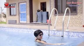 Model Smita Sana memamerkan tubuhnya dalam balutan bikini di Llyods Beach Resort Mandarmani 0 min 0 sec