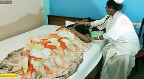 ಭಾರತೀಯ ವೈದ್ಯರು ತನ್ನ ರೋಗಿಯ ಪರಿಸ್ಥಿತಿ ಮತ್ತು ಅವನೊಂದಿಗೆ ಒರಟು ಲೈಂಗಿಕತೆಯ ಲಾಭವನ್ನು ಪಡೆಯುತ್ತಾರೆ 0 ನಿಮಿಷ 0 ಸೆಕೆಂಡು