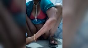 Getrouwde Bhabi plaagt en onthult haar seksuele verlangens 6 min 50 sec