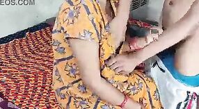 Индианка Дези Бхаби опускается на колени и пачкается в этом полнометражном секс-видео 5 минута 00 сек