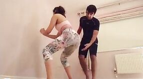 Indische Freundin videos.com geschenke: Teenager wird von der ersten Person zum Strippen und Schwanzlutschen verleitet 4 min 20 s