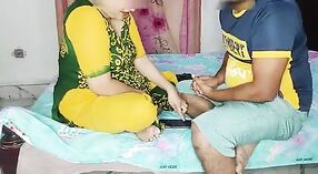बिग बूब्ससह आंटी हिंदी अश्लील व्हिडिओमध्ये तिच्या प्रियकराबरोबर गुदद्वारासंबंधीचा सेक्स करतो 1 मिन 40 सेकंद