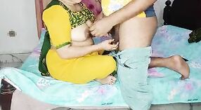 बिग बूब्ससह आंटी हिंदी अश्लील व्हिडिओमध्ये तिच्या प्रियकराबरोबर गुदद्वारासंबंधीचा सेक्स करतो 5 मिन 40 सेकंद