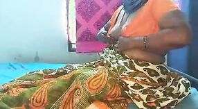 Istri India menelanjangi dan memperlihatkan payudaranya yang besar ke webcam 1 min 10 sec