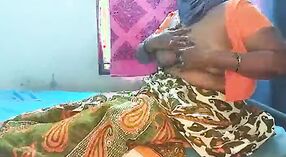 Istri India menelanjangi dan memperlihatkan payudaranya yang besar ke webcam 2 min 00 sec