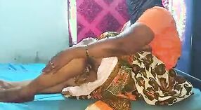 Istri India menelanjangi dan memperlihatkan payudaranya yang besar ke webcam 2 min 50 sec