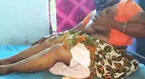 Indische Frau zieht sich aus und zeigt der webcam ihre großen Brüste 3 min 40 s