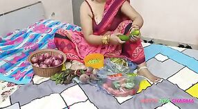 Indisches mms-Video mit einer heißen Frau, die einen Salat macht und von Hunden gefickt wird 1 min 20 s