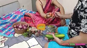 Indisches mms-Video mit einer heißen Frau, die einen Salat macht und von Hunden gefickt wird 1 min 50 s