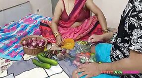 Indisches mms-Video mit einer heißen Frau, die einen Salat macht und von Hunden gefickt wird 2 min 20 s