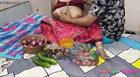Indisches mms-Video mit einer heißen Frau, die einen Salat macht und von Hunden gefickt wird 3 min 20 s
