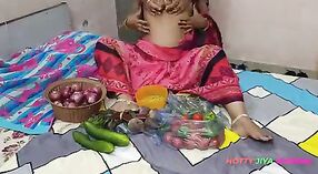Indisches mms-Video mit einer heißen Frau, die einen Salat macht und von Hunden gefickt wird 3 min 50 s