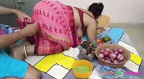 Indisches mms-Video mit einer heißen Frau, die einen Salat macht und von Hunden gefickt wird 4 min 20 s