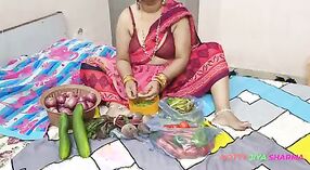 Indisches mms-Video mit einer heißen Frau, die einen Salat macht und von Hunden gefickt wird 0 min 0 s